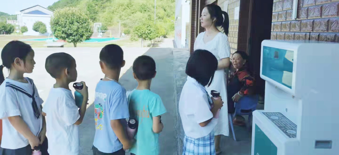 龍新愛(ài)心捐贈(zèng)飲水機(jī) 師生喝上放心水
